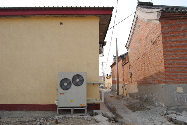 北京順義區(qū)閆家營村國槐大街15號(hào)崔*國家低溫空氣源熱泵案例實(shí)拍 北京順義區(qū)閆家營村國槐大街15號(hào)崔*國家低溫空氣源熱泵案例實(shí)拍